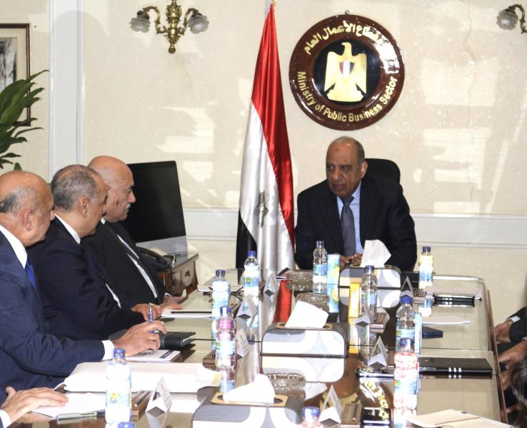وزير قطاع الأعمال يتابع موقف الشركات من تدبير مستلزمات الإنتاج والمواد الخام