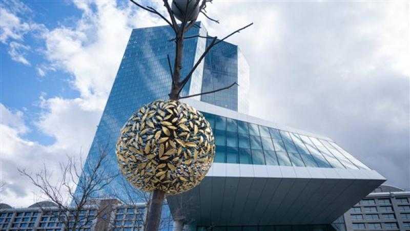 المركزي الأوروبي يرجح اقتراب التضخم من ذروته ويتوقع المزيد من زيادات الفائدة