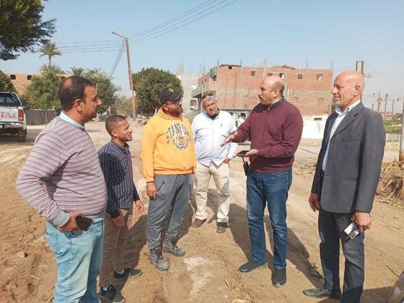 محافظ أسيوط: بدء إلقاء التربة الزلطية لطريق طراد النيل بطول 4.25 كم بمركز القوصية تمهيدا لرصفه