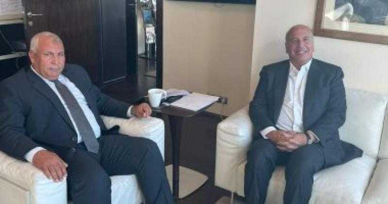 محافظ الوادي الجديد يبحث التوسع في مشروعات إحلال الغاز الطبيعي بالمحافظة