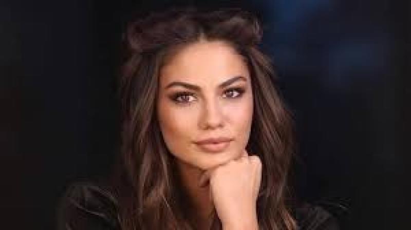 ديميت أوزدمير تكسب رضا شرطة الموضة بفستان نحاسي