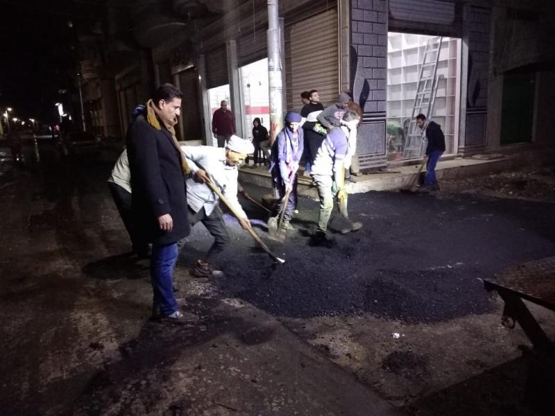 رصف عدد من الطرق بشوارع مدينة سيدي سالم بكفر الشيخ ليلا