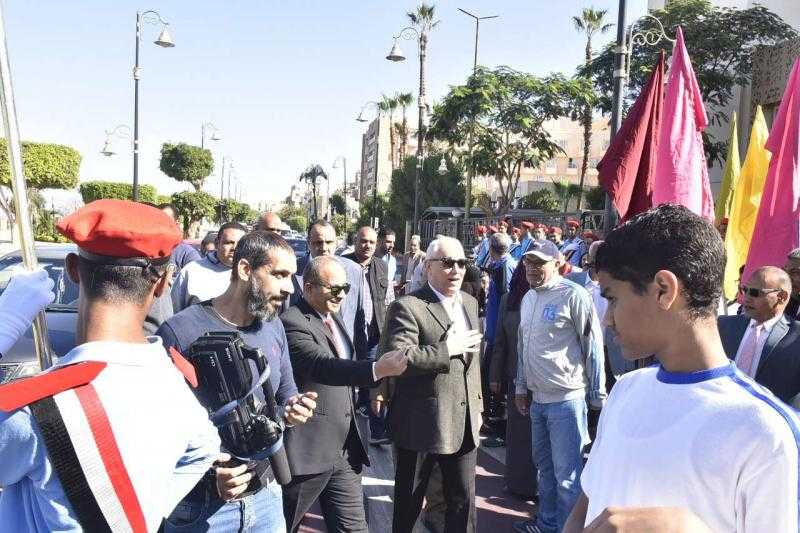 محافظ الأقصر يشهد ماراثون المشي الذي نظمته مديرية التربية والتعليم | صور