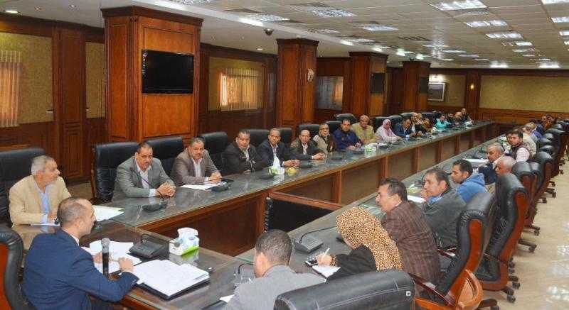 نائب محافظ سوهاج يعقد اجتماعًا مع لجنة حوكمة أصول أملاك الدولة | صور