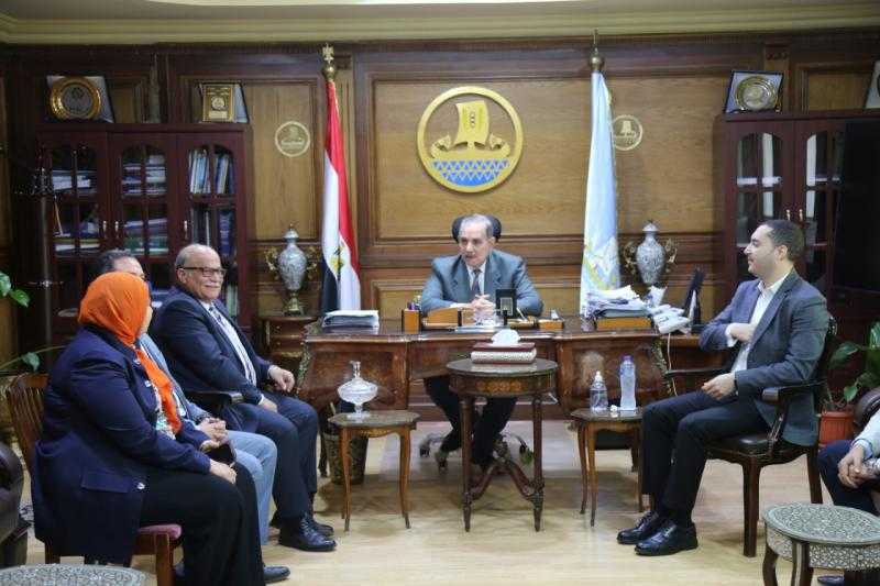 محافظ كفر الشيخ يستقبل وفد كلية الفنون الجميلة لعرض مقترحات تطوير بلطيم والبرلس