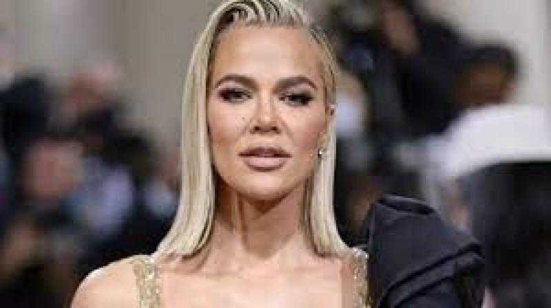 كلوي كاردشيان تستعرض أنوثتها بفستان باللون الفوشيا