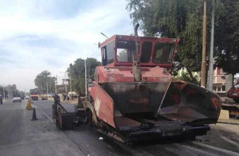 استكمال رصف طريق «أسيوط - سوهاج» الزراعي بنطاق قرية النخيلة في مركز أبو تيج | صور