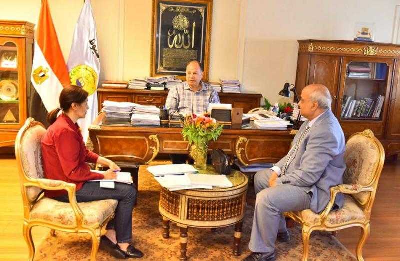 محافظ أسيوط يناقش موقف توفير الأراضي لاستكمال إقامة المشروعات الخدمية| صور