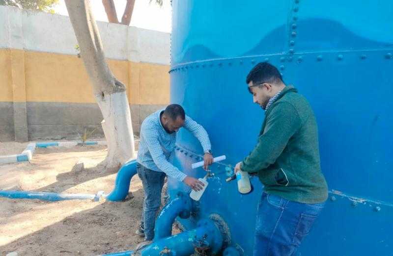 رفع عينات المياه بمحطات وشبكات المياه بقنا ضمن الخطة الدورية للمعمل المرجعي لمياه الشرب