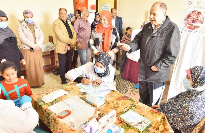 محافظ أسيوط يتابع سير عمل مبادرة الكشف عن الأنيميا والسمنة وقصر القامة بالمدارس | صور