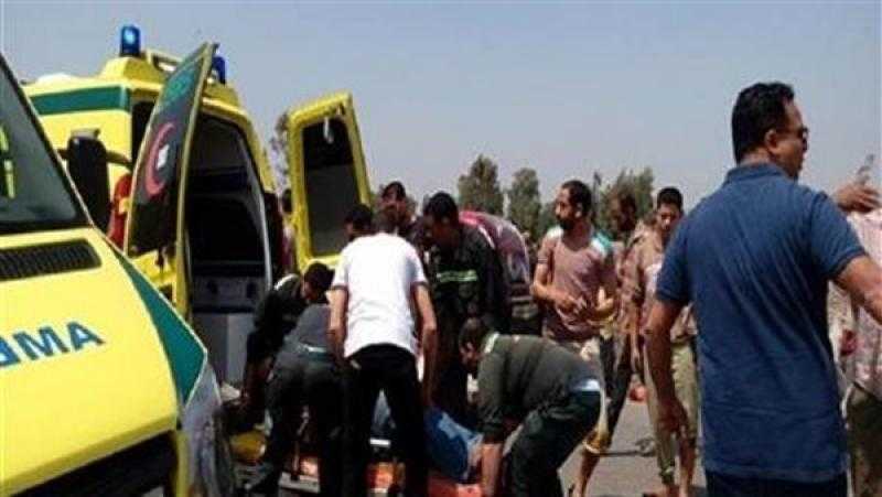 إصابة 12 شخصا فى انقلاب سيارة ميكروباص بقنا