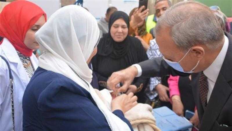 محافظ القليوبية يدشن حملة التطعيم ضد شلل الأطفال في المركز الطبى ببنها