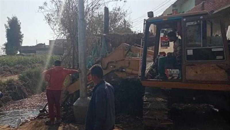 متابعة أعمال تطهير الترع والمصارف وإزالة التعديات ورفع المخلفات في بني سويف