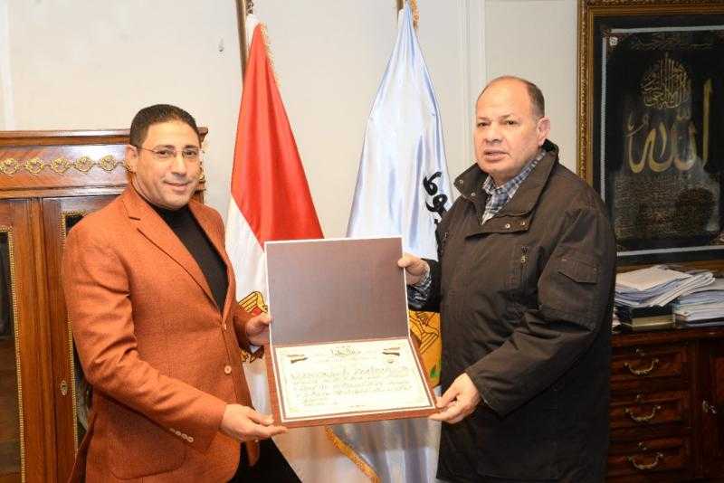 محافظ أسيوط يكرم وكيل وزارة الشباب والرياضة على مجهوداته خلال فترة عملة بالمحافظة
