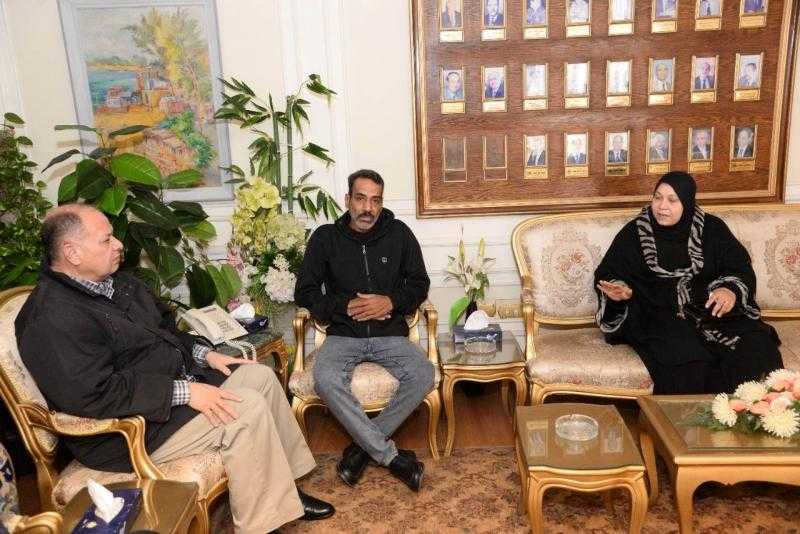 محافظ أسيوط يلتقى والد ووالدة الطفلة ”ريناد سيد” التي وافتها المنية داخل مدرستها