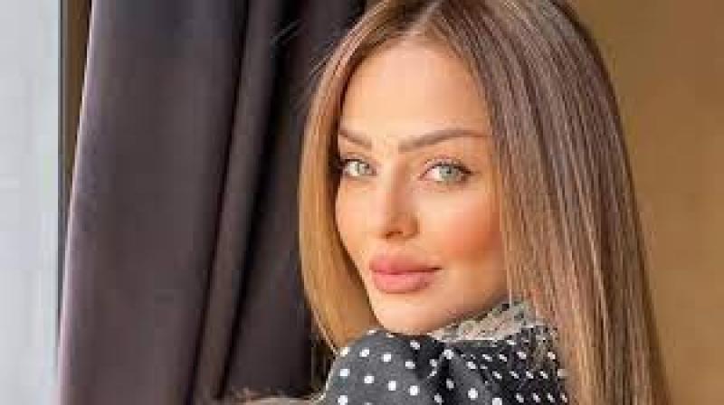 بإطلالة ساحرة.. زين كرزون تطل بالأسود المكشوف