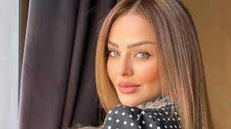 زين كرزون تستعرض أنوثتها بفستان لافت