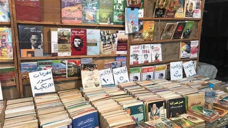 افتتاح معرض بيع الكتب القديمة بأسعار مخفضة في جامعة أسيوط