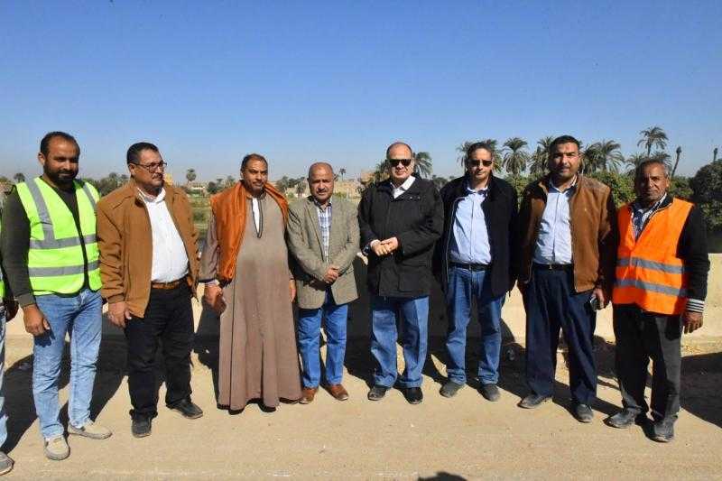 محافظ أسيوط يتابع أعمال تنفيذ المرحلة الأولى من ازدواج طريق أسيوط - ديروط الزراعي بقطاع منفلوط والقوصية| صور