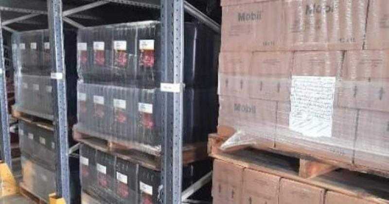 ضبط 1536 كيلو زيوت سيارات مجهولة المصدر ومقلدة لماركات شهيرة بالشرقية