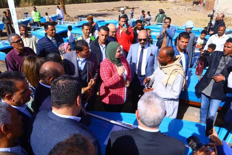 ضمن ”حياة كريمة”.. وزيرة التضامن تسلم صيادين بالأقصر مراكب مزودة بالشباك.. صور