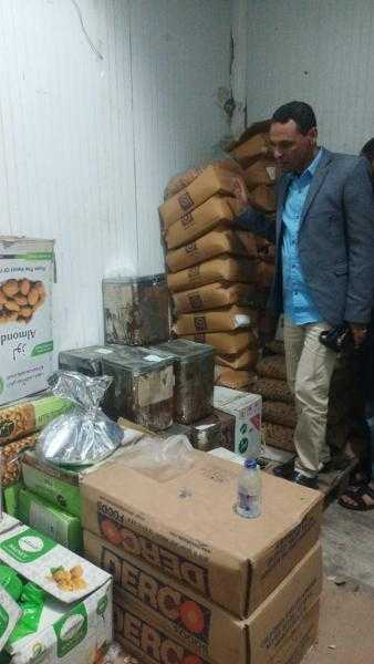 تموين برج العرب تضبط مواد غذائية منتهية الصلاحية بإحدى الشركات.. صور