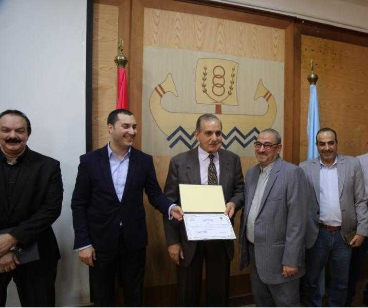 محافظ كفر الشيخ يكرم عددا من العاملين بالديوان ويوجه الشكر لهم.. صور