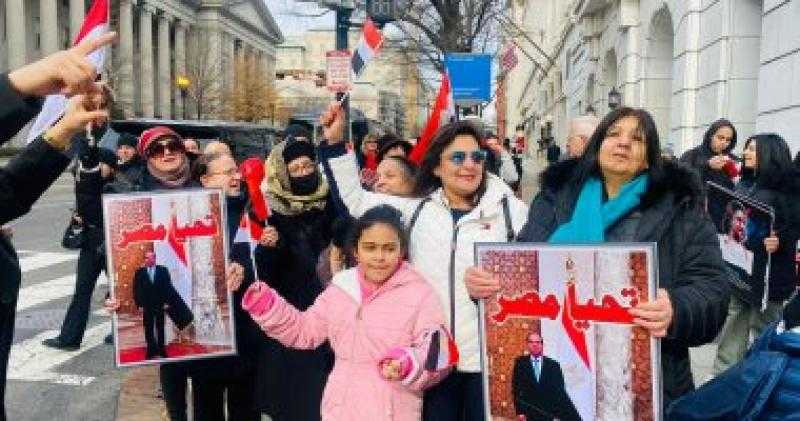 الجالية المصرية بأمريكا تحتشد لليوم الثانى أمام مقر إقامة الرئيس السيسى