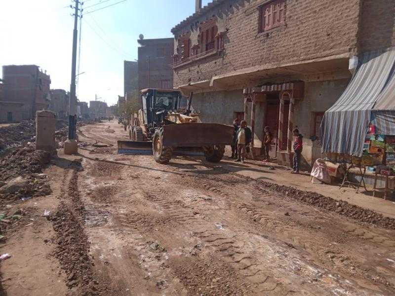 محافظ أسيوط: حملات نظافة وتسوية وتمهيد طرق وأعمال إنارة بقرى صدفا والبداري