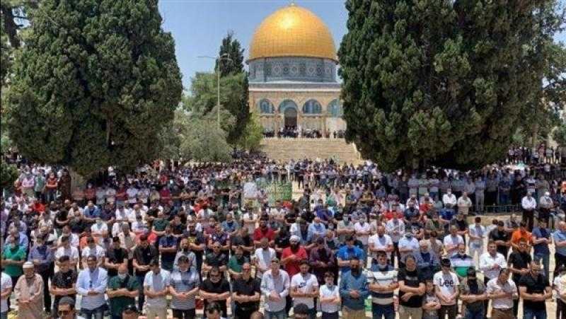 آلاف الفلسطينيين يؤدون صلاة الجمعة في رحاب المسجد الأقصى المبارك