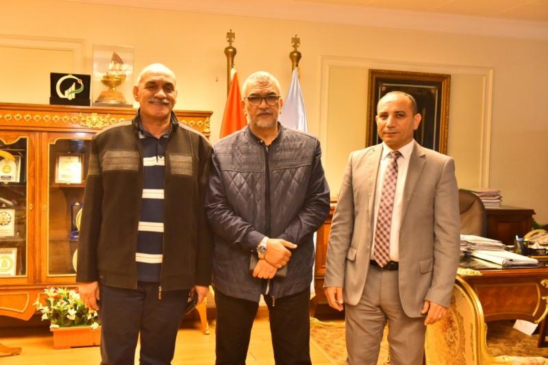 محافظ أسيوط يتابع مع نائب رئيس المقاولون العرب موقف مشروعات حياة كريمة | صور