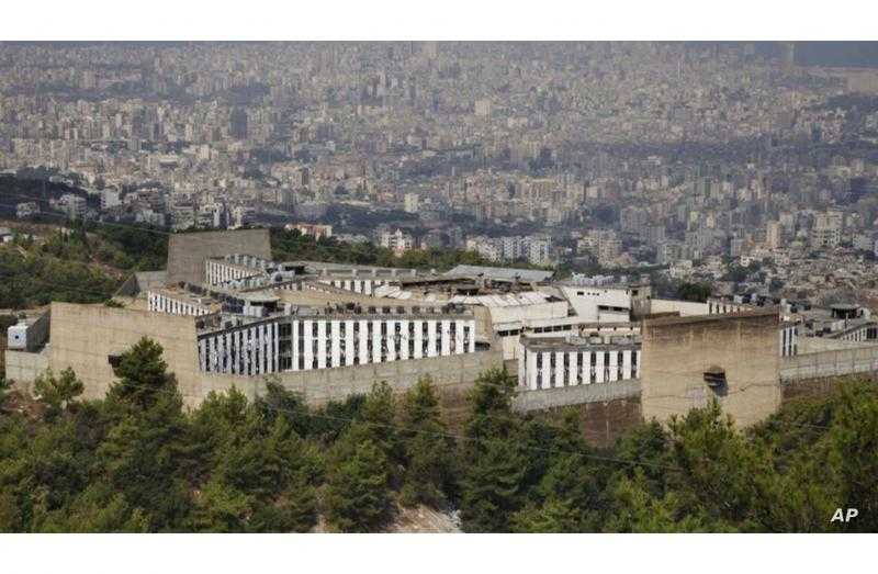 26 سجين أسلحة ومخدرات يفرون من أحد سجون لبنان عبر أنابيب التهوية