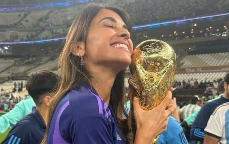 أشعلت السوشيال ميديا.. شاهد أجمل إطلالات زوجة ميسي بعد تصدرها التريند