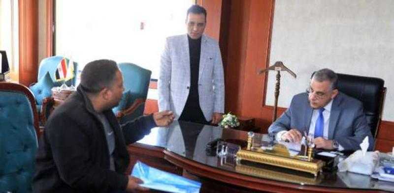 محافظ سوهاج ونائبه يستقبلان 143 مواطنا لبحث مطالبهم وشكواهم