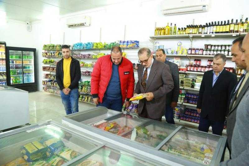 محافظ كفر الشيخ يطمئن على توافر السلع بالمخازن.. ويشدد على إعلان الأسعار.. صور