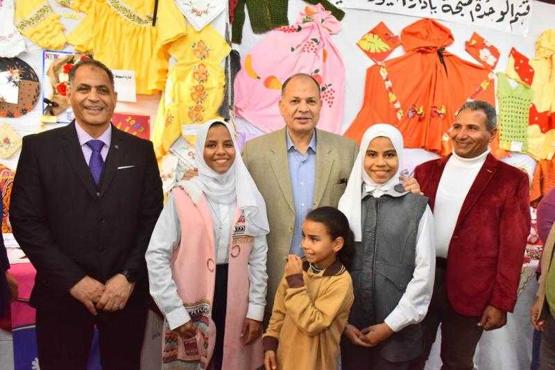 محافظ أسيوط يفتتح معرض المدرسة المنتجة ”مشروعي مستقبلي” للمشغولات اليدوية والتراثية.. صور