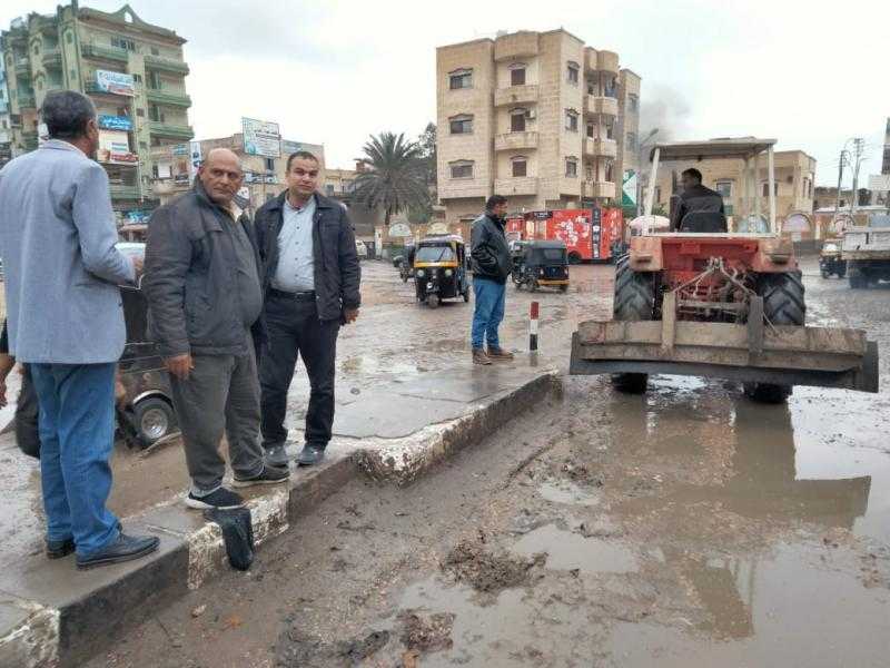 رفع مياه الأمطار ببلطيم والحامول في كفر الشيخ