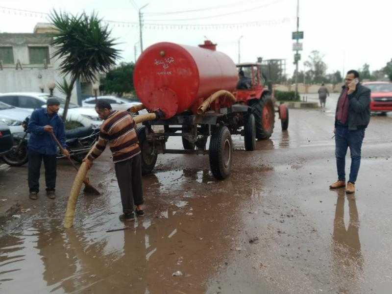 بالصور.. رفع مياه الأمطار بمدينتي البرلس ومصيف بلطيم بكفرالشيخ