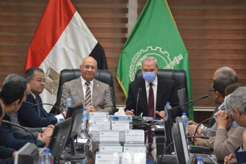 بالصور.. محافظ القليوبية يناقش تحسين الخدمة الصحية المقدمة للمواطنين