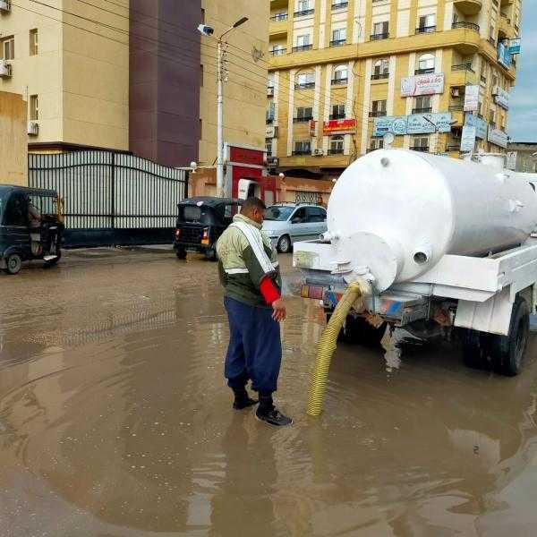 محافظ كفر الشيخ يوجه باستمرار حالة الطوارئ ورفع مياه الأمطار بمدن وقرى 5 مراكز.. صور