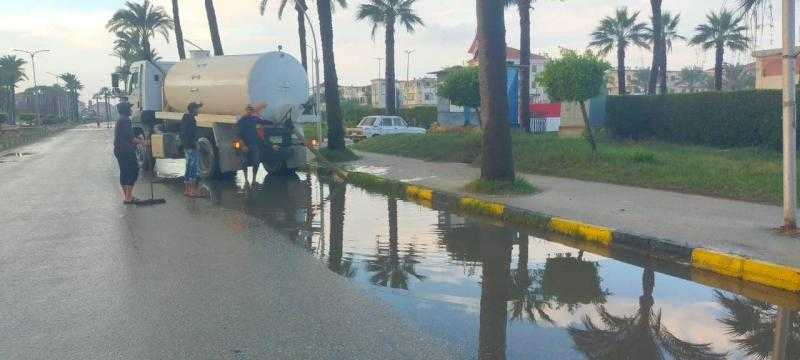 انتشار واسع للفرق والمعدات لكسح تجمعات مياه الأمطار بشوارع دمياط