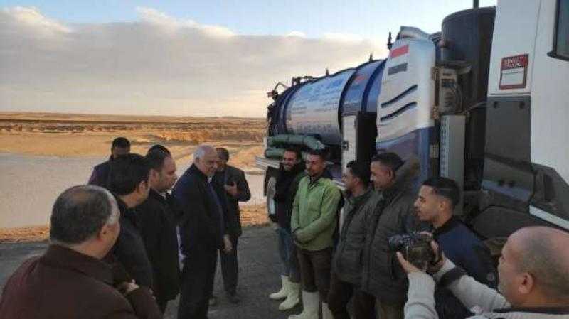 محافظة الجيزة تنشر المعدات لمواجهة هطول الأمطار وإزالة تجمعات المياه