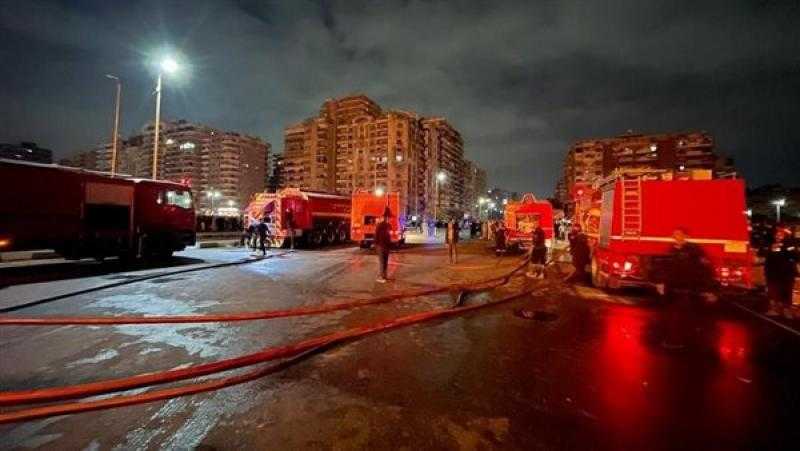 السيطرة على حريق شب بخط غاز أسفل كوبري النادي الأهلي.. صور