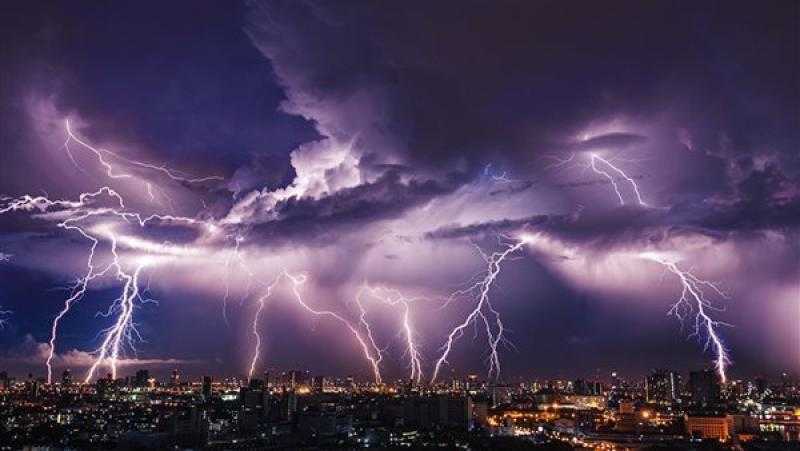 أمطار غزيرة تضرب الإسكندرية وتعطل حركة السير