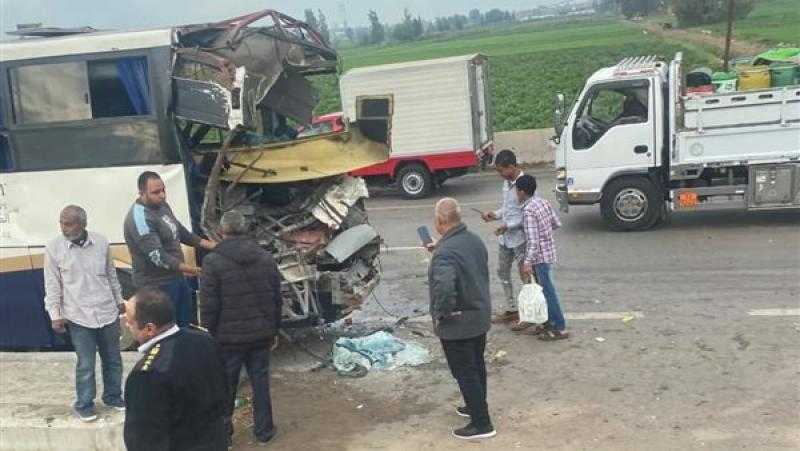إصابة 17 طالباً في تصادم أتوبيس بسيارة نقل على طريق جمصة - المنصورة.. صور