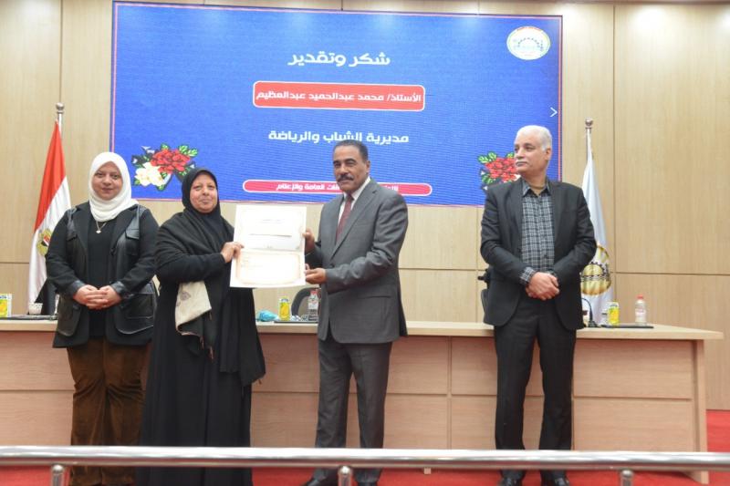 محافظ مطروح يكرم عددا من المتميزين من عمال الخدمات بالجهاز التنفيذي