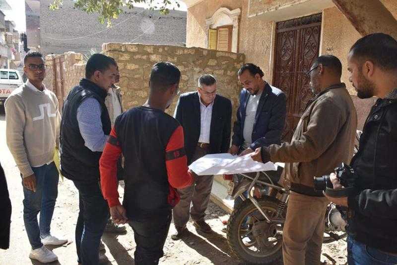 رئيس مياه الأقصر يتفقد تنفيذ وصلات الصرف الصحي | صور