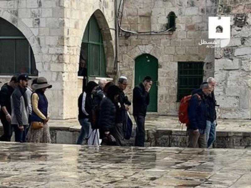 مستوطنون يقتحمون المسجد الأقصى ويؤدون طقوسا تلمودية بحماية شرطة الاحتلال