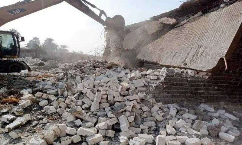 الري تشن حملة لإزالة تعديات بالبناء على مصرف منشأة الدهب بالمنيا