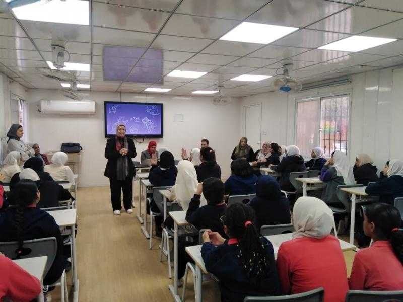 محافظة الجيزة تنظم لقاء توعويا لتحذير الطالبات من مخاطر لعبة تشارلي.. صور